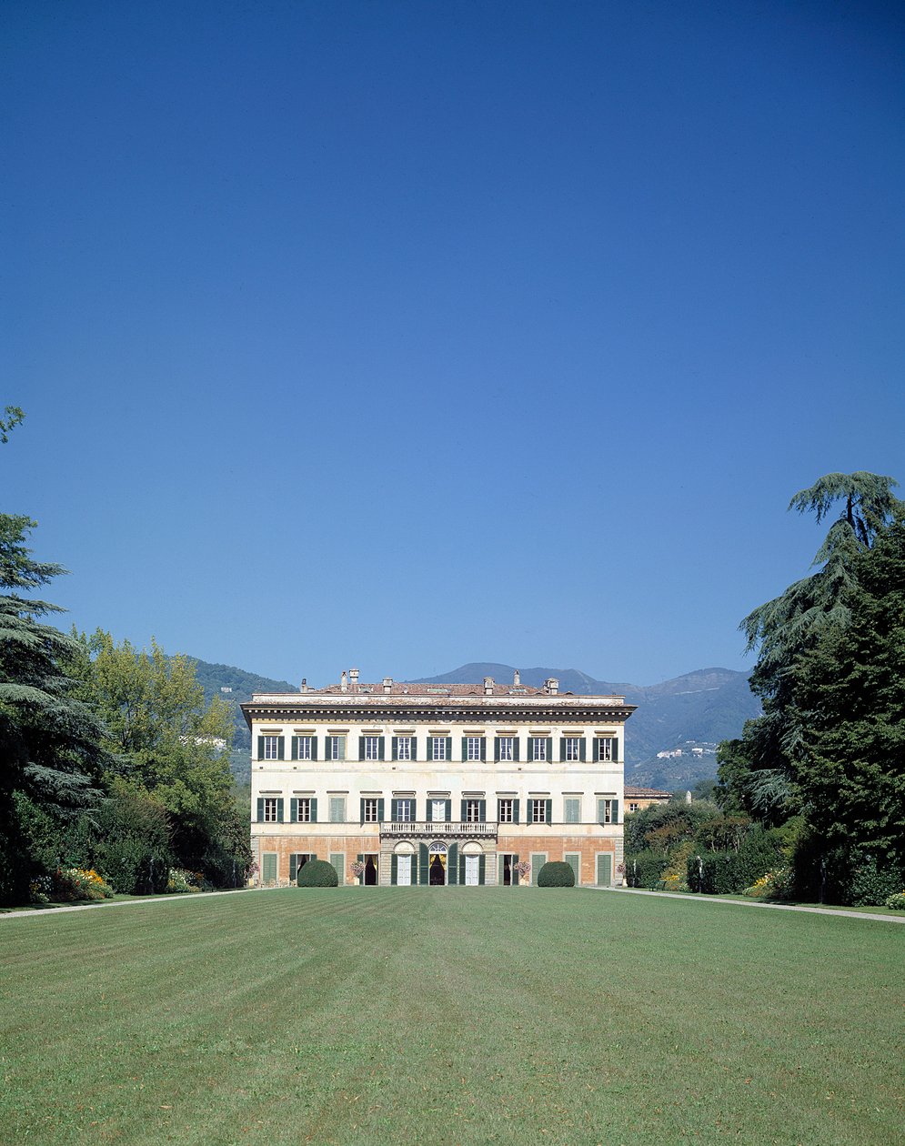 Kilátás a Villa Reale di Marlia (vagy Palazzo Orsetti) homlokzatára alkotó: Italian School