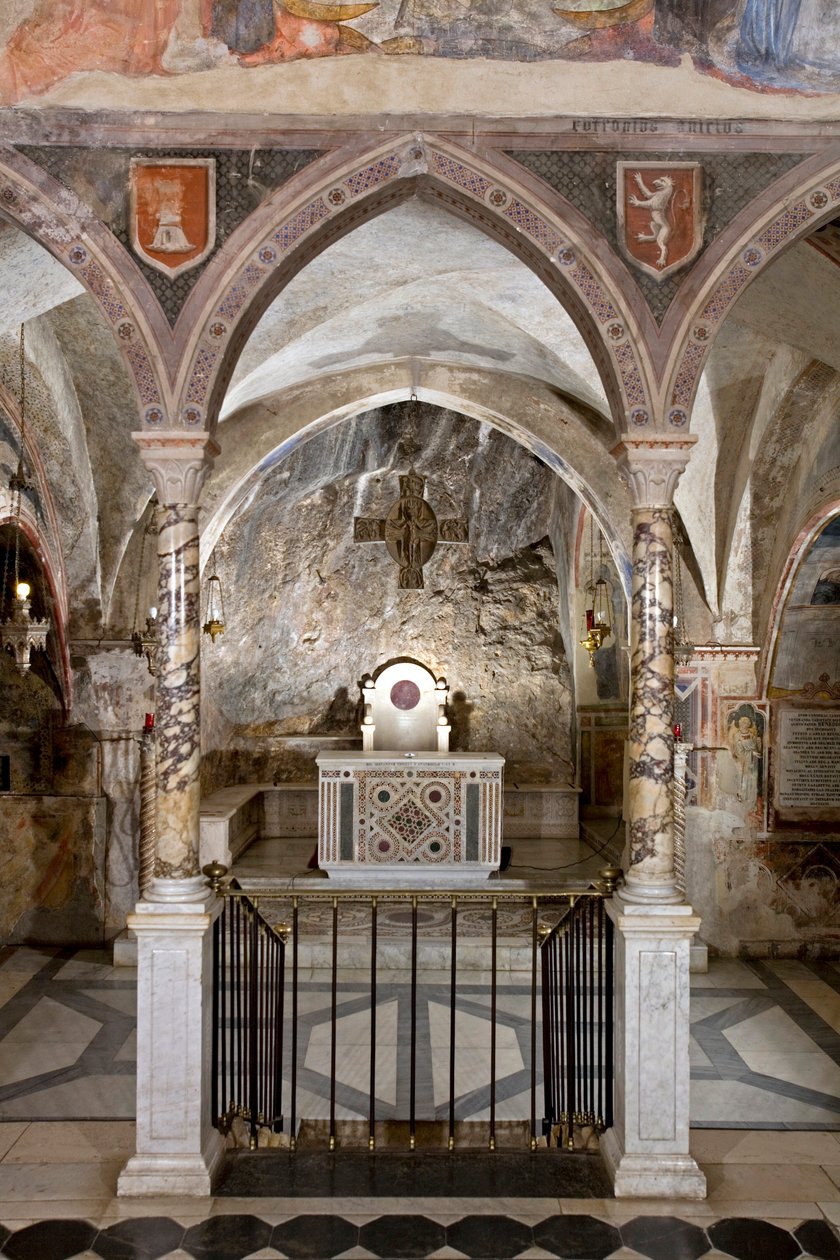 Kilátás a Felsőtemplom presbitériumára a főoltárral kozmatikus stílusban. 13. század. Szent Benedetto kolostor (Sacro Speco), Subiaco (Róma), Olaszország alkotó: Italian School