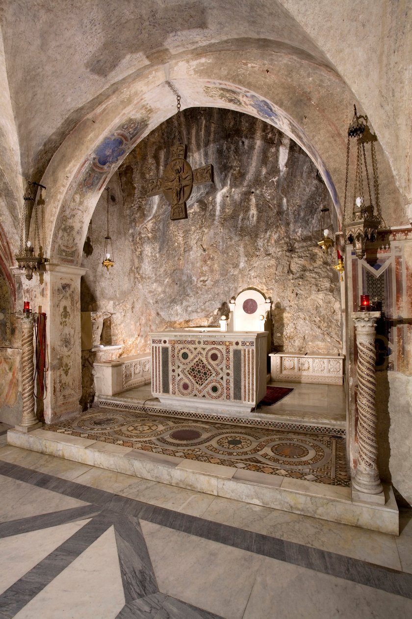 Kilátás a Felsőtemplom presbitériumára a főoltárral kozmatikus stílusban. 13. század. Szent Benedetto kolostor (Sacro Speco), Subiaco (Róma), Olaszország alkotó: Italian School