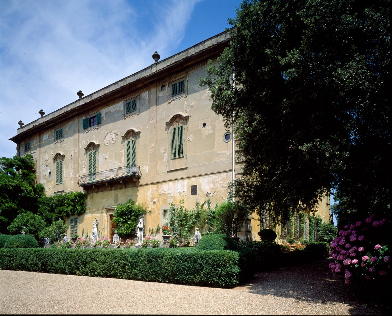 Kilátás a Villa La Pietra nyugati homlokzatára alkotó: Italian School