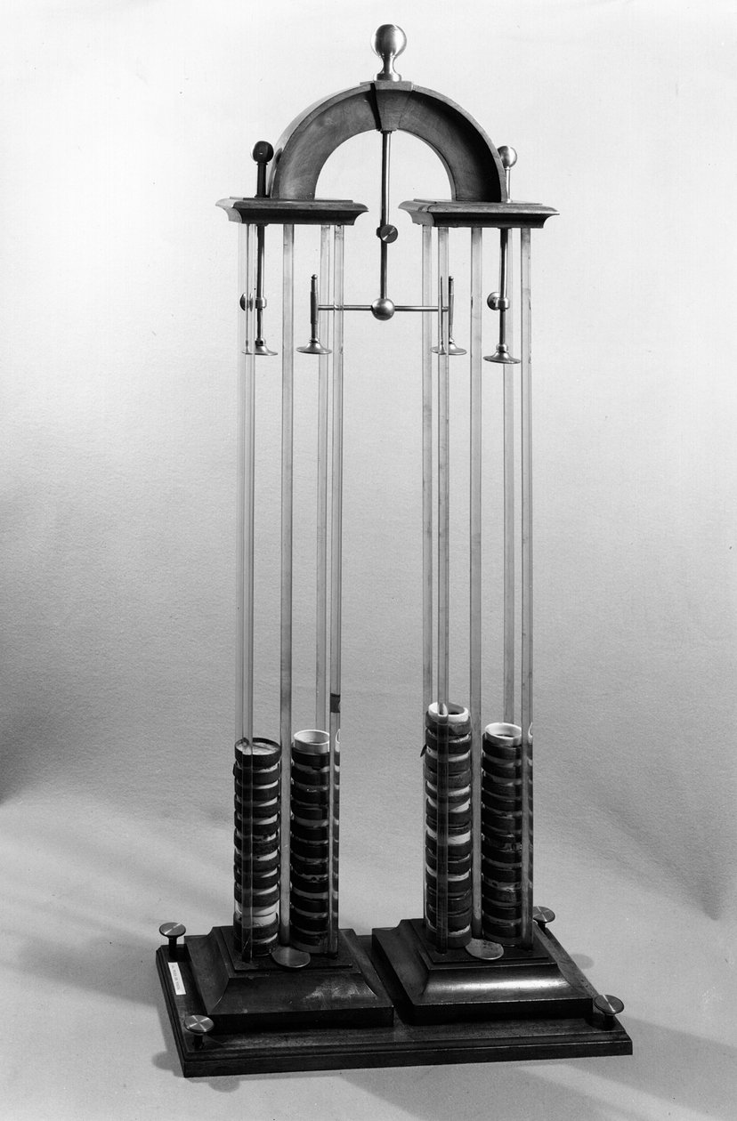 Voltaic cölöp (akkumulátor), amelyet Jacques Alexandre Charles (1746-1823) fizikus számára készített, Alessandro Volta (1745-1827) 1800 (fém és üveg) alkotó: Italian School