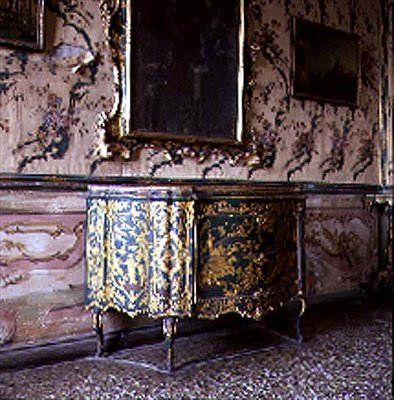 Láda a velencei Palazzo Calbo Crotta komódjából (lakk) alkotó: Italian School Italian School