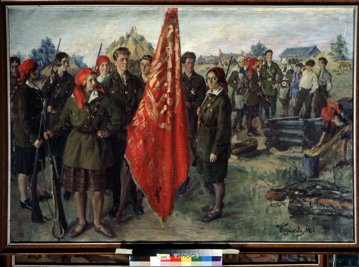 Katonai Komszomol (Military Komsomol). A Szovjetunió kommunista ifjúságának szervezete, egyenruhás (katonai és gyengélkedős) és fegyveres fiatalokból álló csoport leírása vörös zászló körül, efem épületek közelében alkotó: Ivan Semyonovich Kulikov