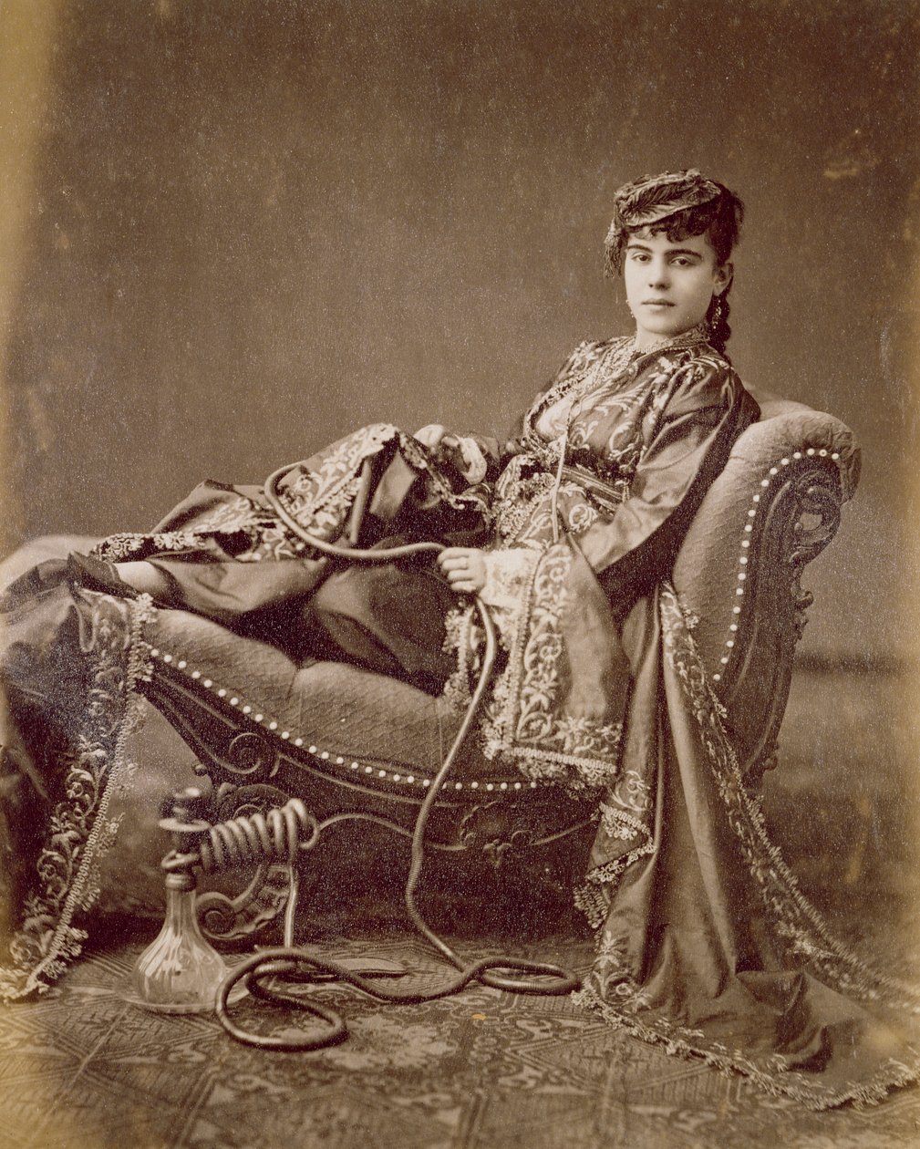Ülő török hölgy, 1880 körül (albumnyomat) alkotó: J. Pascal Sebah