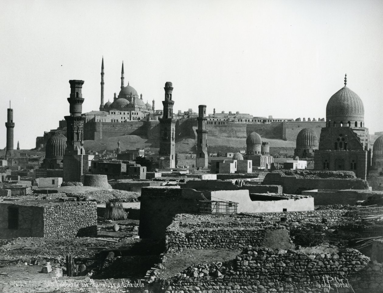Citadella és a kalifák sírjai, Kairó, 1880 körül alkotó: J. Pascal Sebah