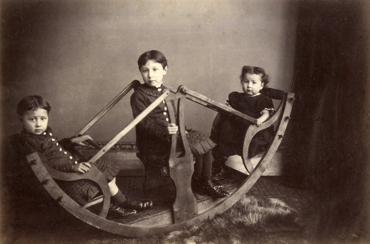 Három testvér a ringató hintóján játszik, 1880-as évek (albumnyomat) alkotó: J. S. Brown