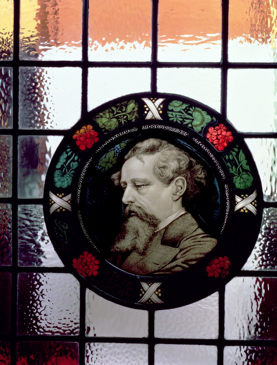 Charles Dickens fejét idős férfiként ábrázoló ablak (ólomüveg) alkotó: J. Winbolt
