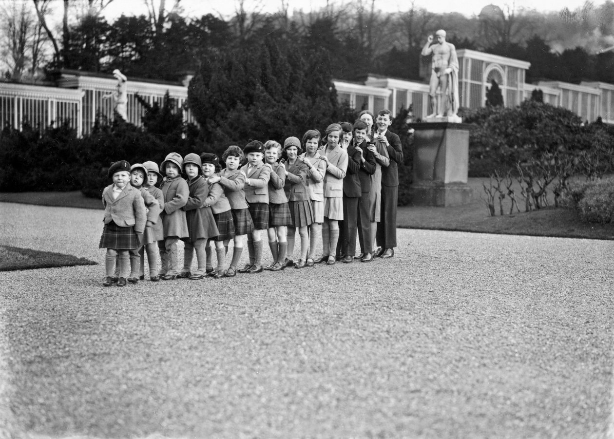 Cavendish családi csoport 16 unokával Chatsworth kertjében, Derbyshire államban, 1930 alkotó: JR Board