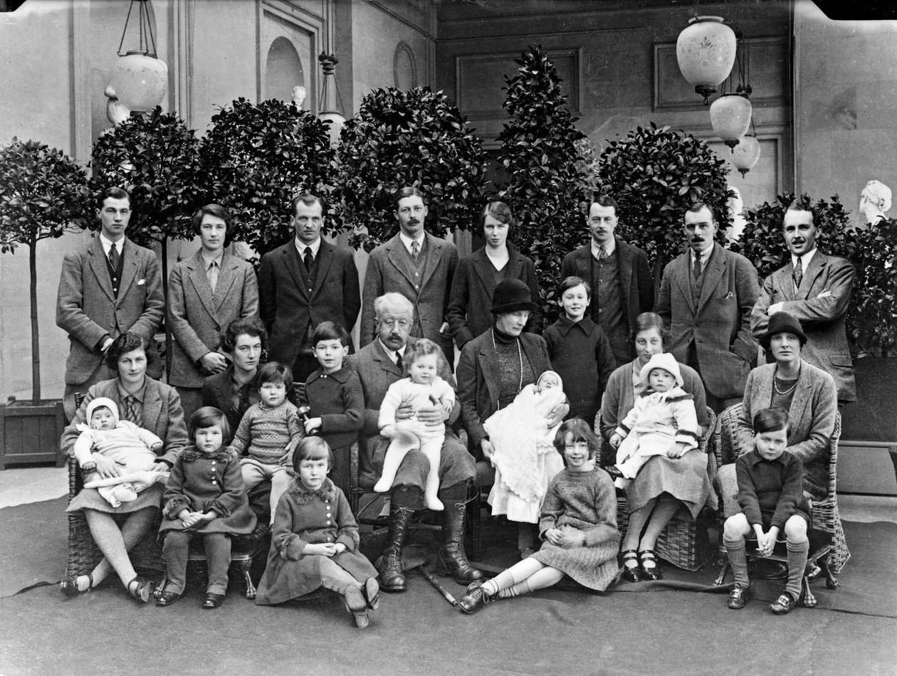 Devonshire 9. hercege gyermekeivel és unokáival Chatsworthben, 1925 karácsonyán alkotó: JR Board