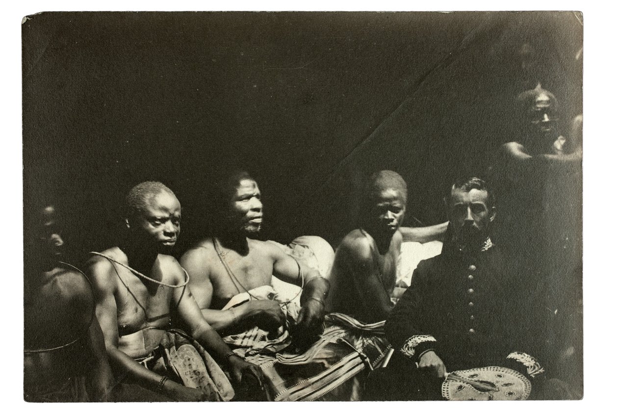 Gallwey kapitány és edói főnökök, Benin, Nigéria, 1892 (zselatinos ezüstnyomat) alkotó: J. H. Swainson
