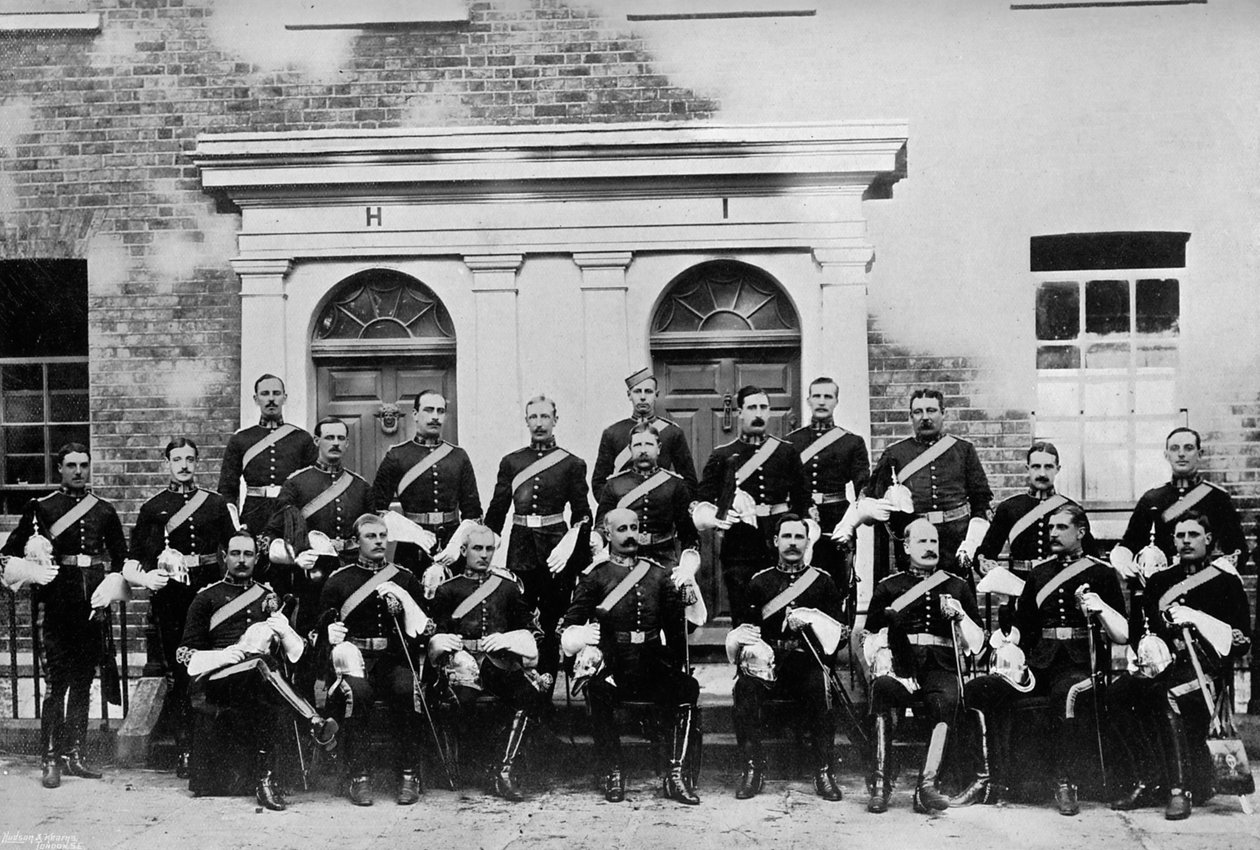 Az 1. Royal Dragons tisztjei, Island Bridge Barracks, Dublin, Írország, 1896. alkotó: J. Robinson and Son