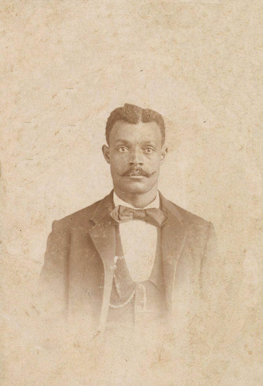 Fénykép egy öltönyös, mellényes és nyakkendős férfiról, 1880-1900. alkotó: J. W. Taylor