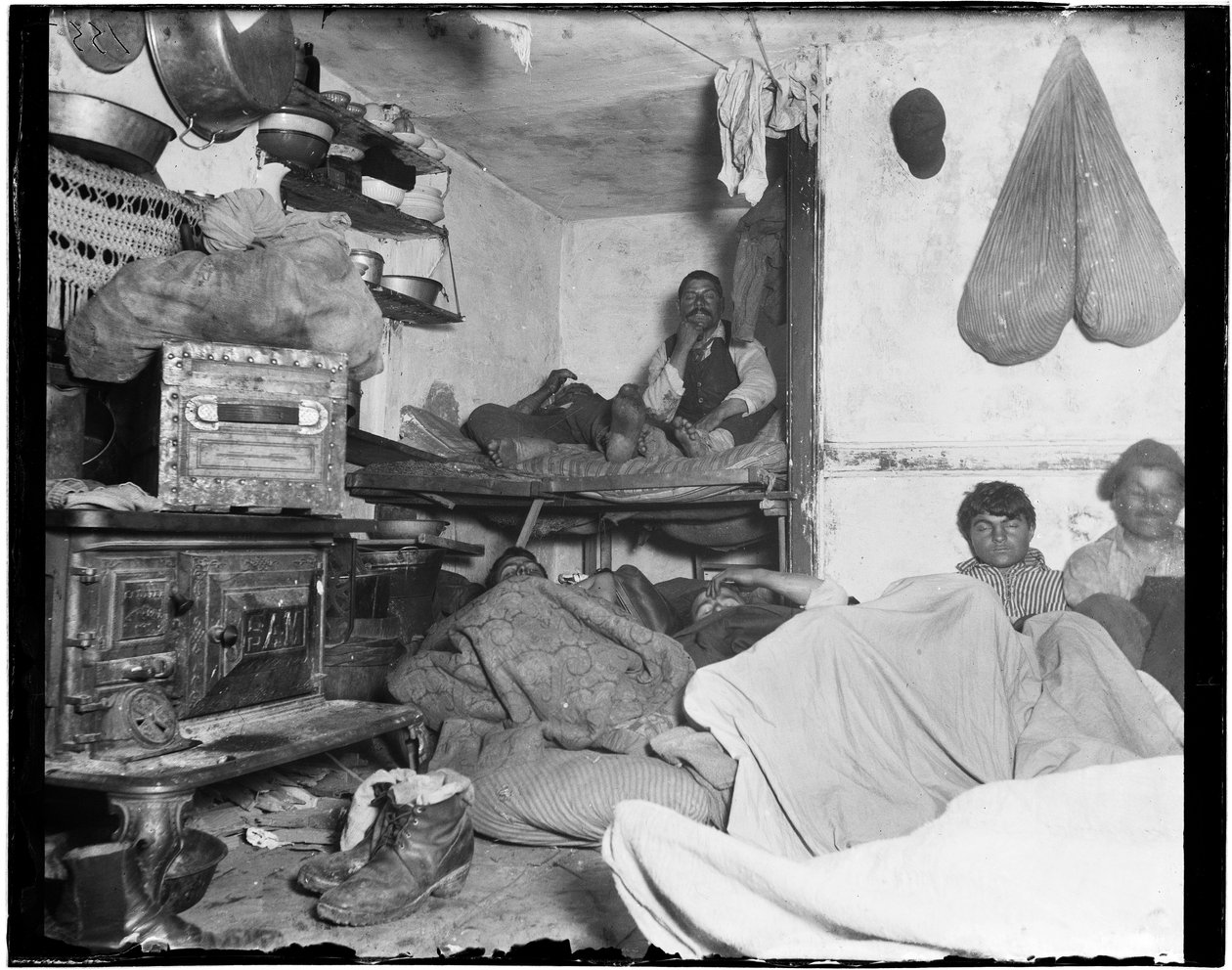 Háziasok egy zsúfolt Bayard Street-i bérházban – 5 cent egy hely. alkotó: Jacob August Riis