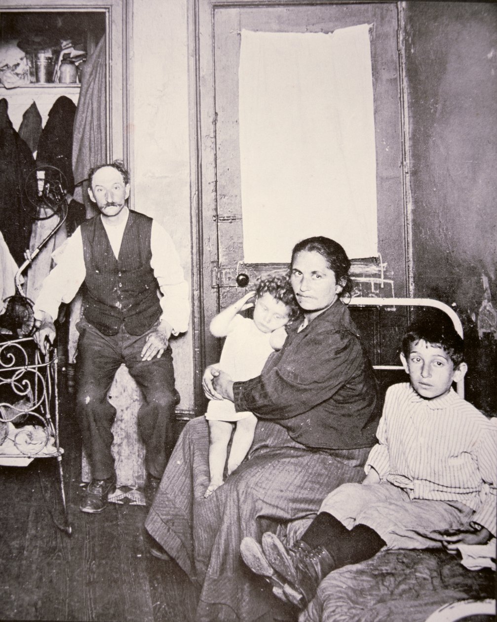 Bevándorló család, Lower East Side, New York City, 1910 körül (f/w fotó) alkotó: Jacob August Riis