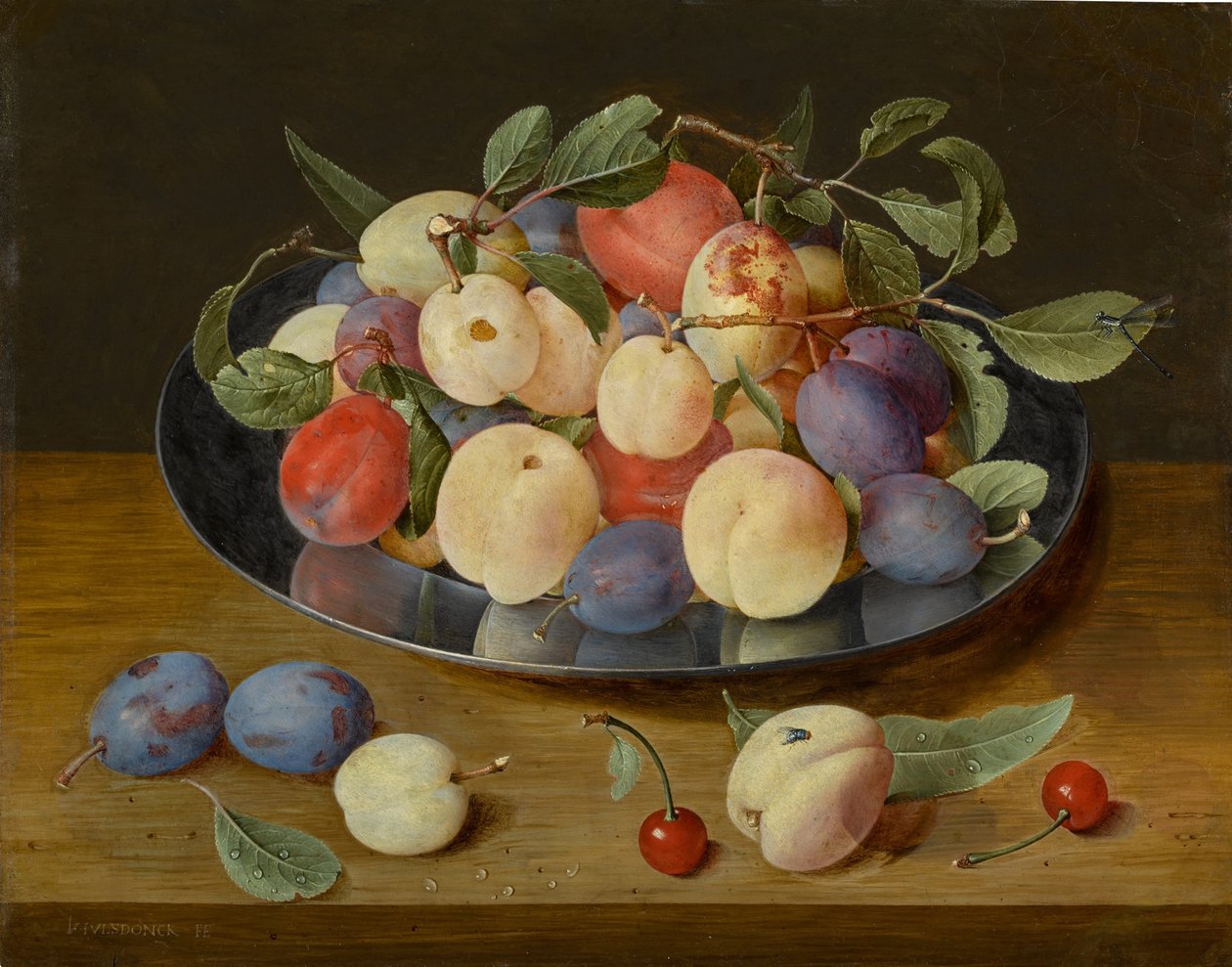 Szilva és őszibarack csendélet óntányéron, szilvával, őszibarackkal és cseresznyével, mindez egy asztalon. alkotó: Jacob van Hulsdonck