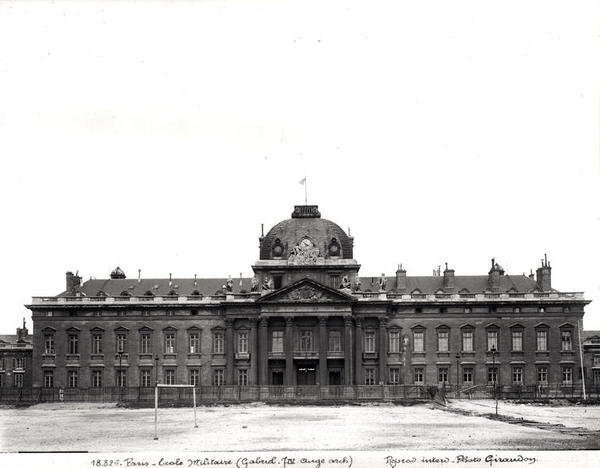 Az 1751-73 között épült Ecole Militaire homlokzata és kupolája alkotó: Jacques Ange Gabriel