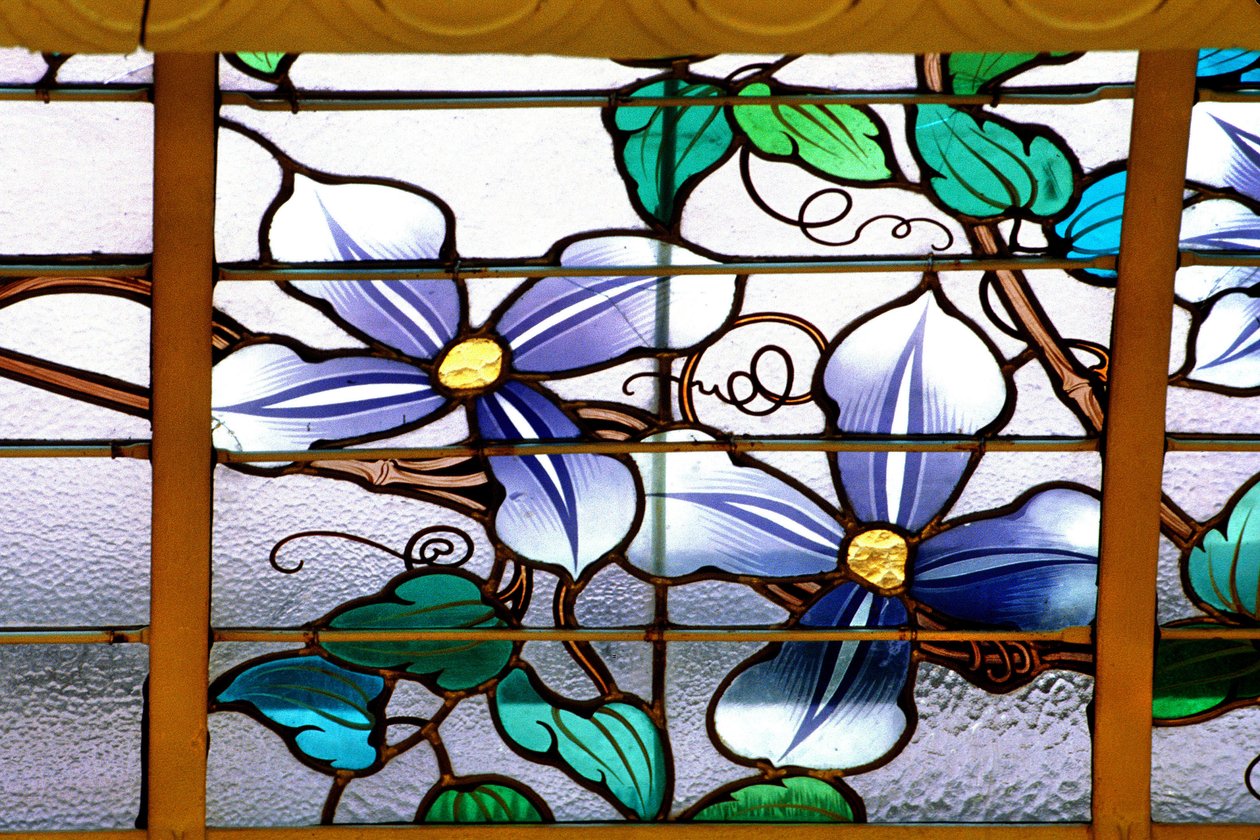 Nancy (54. osztály), szecessziós, „” La verriere aux Clematites”” (1901) - részlet, Jacques Gruber (1870-1936) ólomüvege, Credit Lyonnais, rue St Georges alkotó: Jacques Gruber