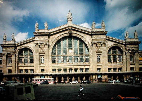 Kilátás az 1861-63 között épült Gare du Nord homlokzatára alkotó: Jacques Ignace Hittorff