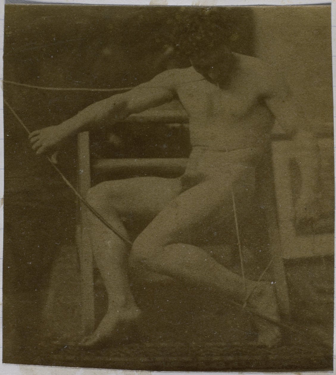 Tanulmány egy lépcsőn ülő férfi meztelen modellről, elölről nézve, kötéllel és masnival az ölében, Jacques de Lalaing stúdiójában alkotó: Jacques Lalaing (attributed to)