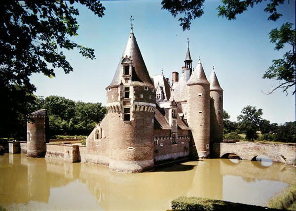 Kilátás az 1480-1502 között épült Chateau du Moulinra alkotó: Jacques de Persigny
