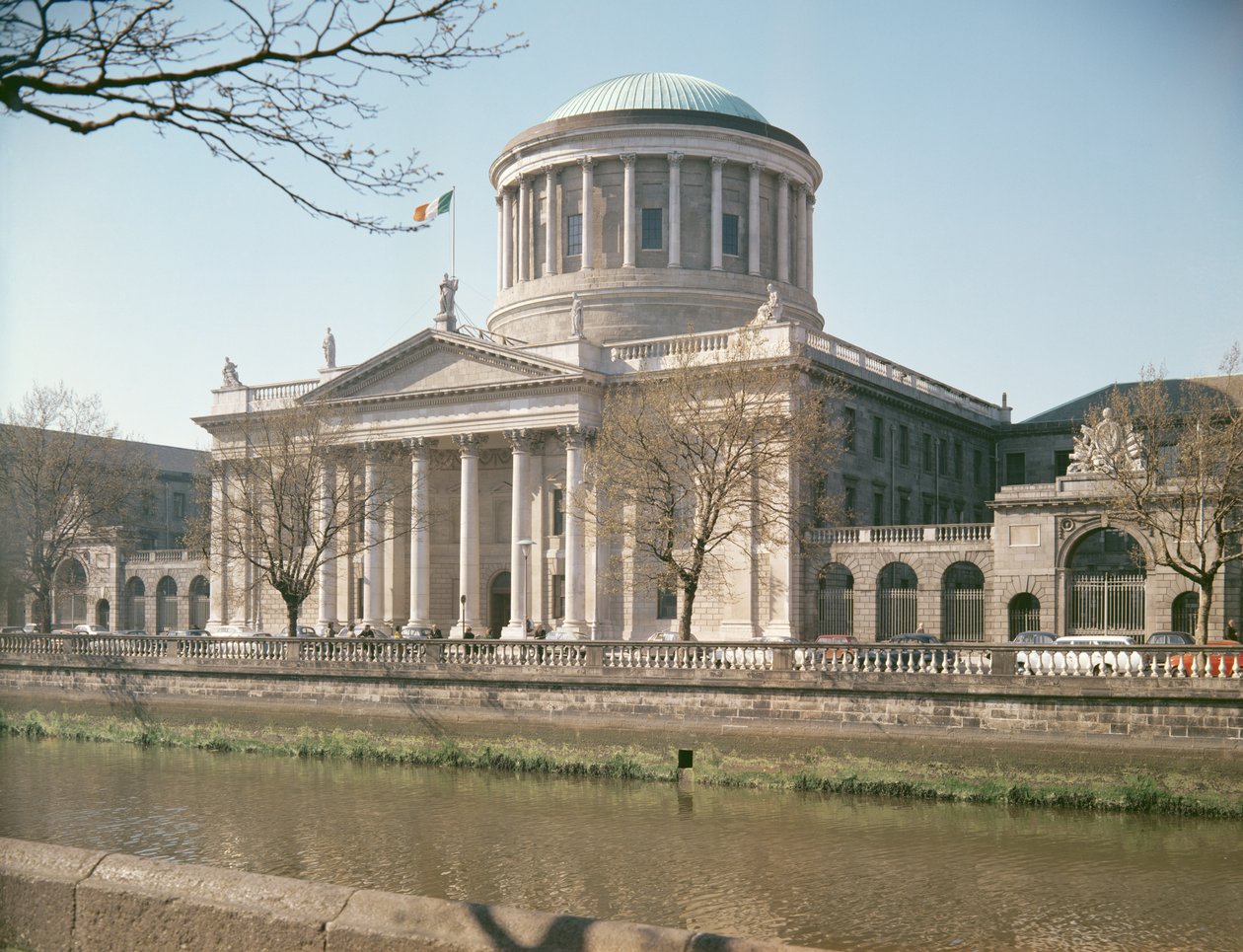 Four Courts, Dublin, a Liffey folyó felől nézve, 1796-1802 között épült alkotó: James Gandon