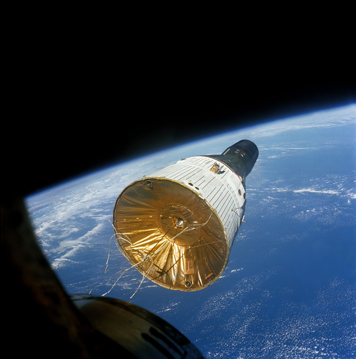 A Gemini VI 160 mérföldes pályán 257 km-rel a Föld felett, december 15. alkotó: James A Lovell Jr