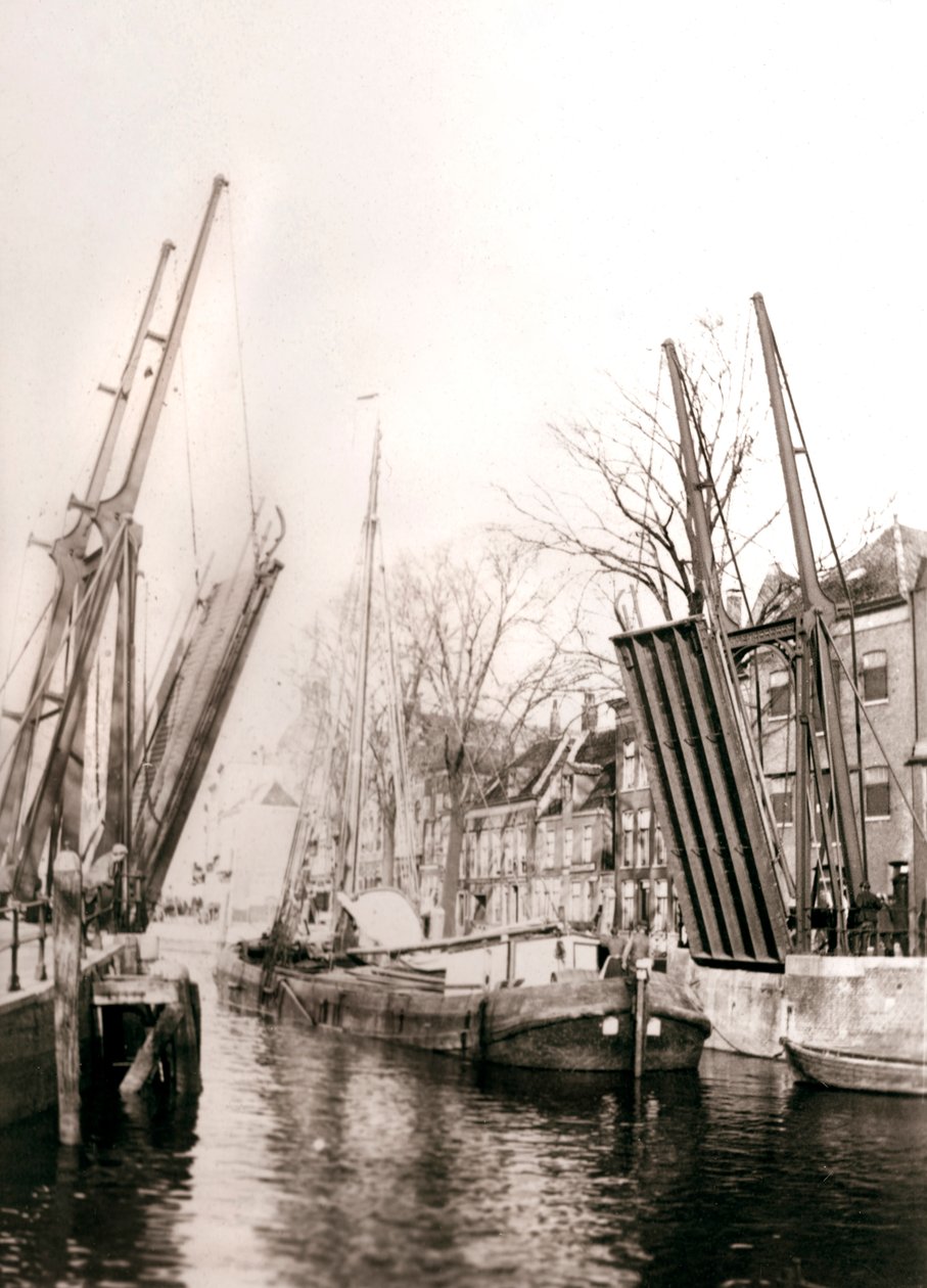 Csatornahíd és csónakok, Dordrecht, Hollandia, 1898. alkotó: James Batkin