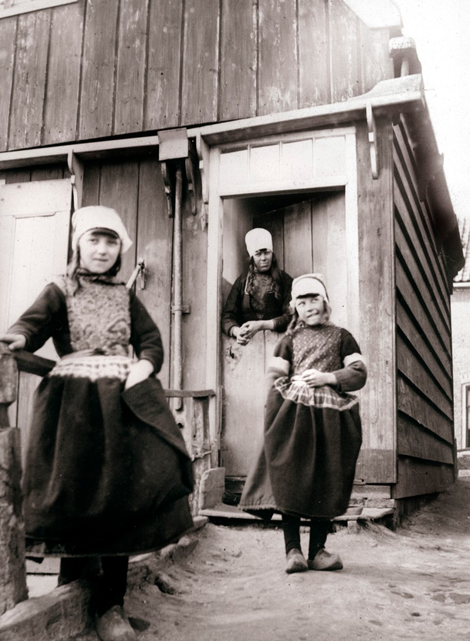 Lányok hagyományos ruhában, Marken-sziget, Hollandia, 1898. alkotó: James Batkin
