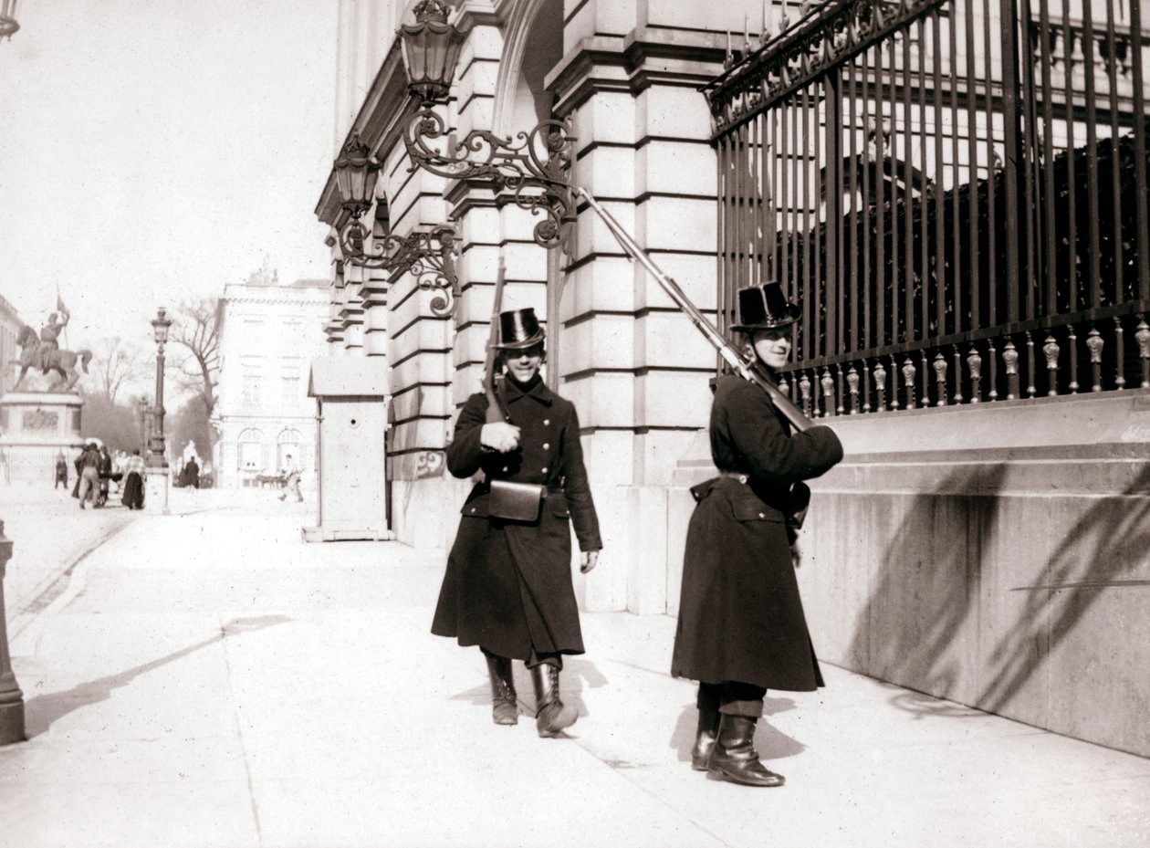 Őrök járőröznek, Brüsszel, 1898. alkotó: James Batkin