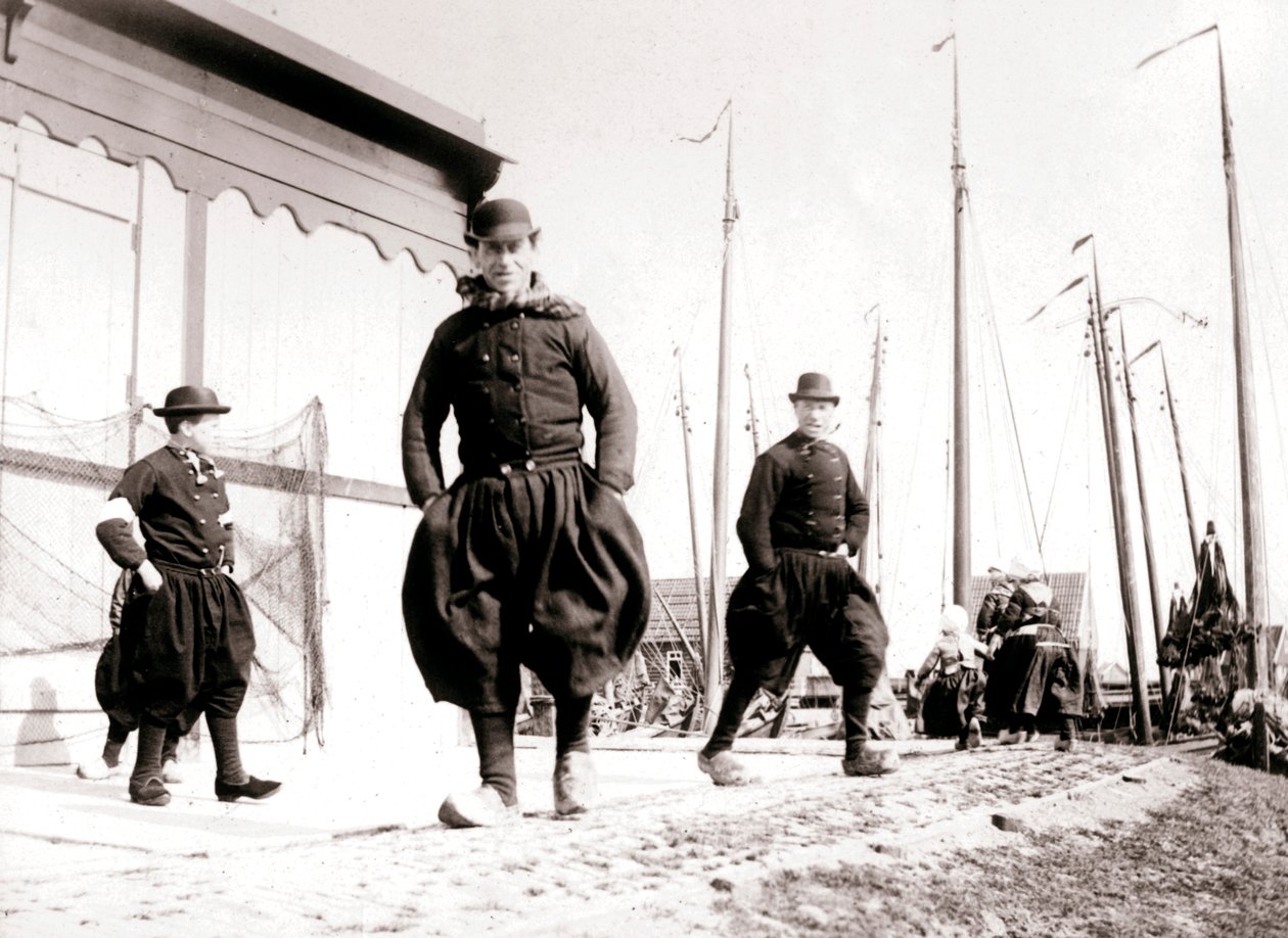 Férfiak hagyományos ruhában, Marken-sziget, Hollandia, 1898 alkotó: James Batkin