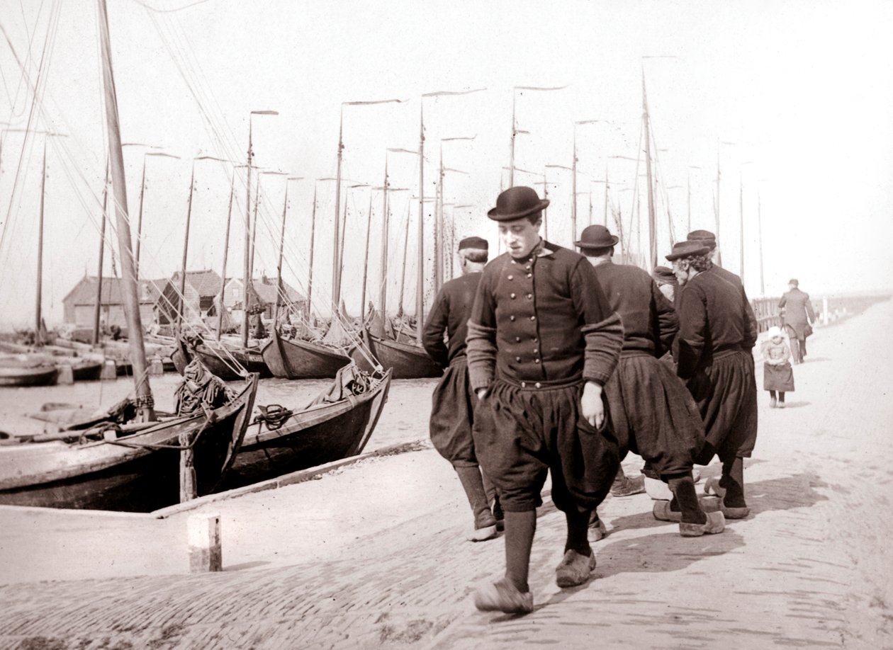 Férfiak hagyományos ruhában, Marken-sziget, Hollandia, 1898 alkotó: James Batkin