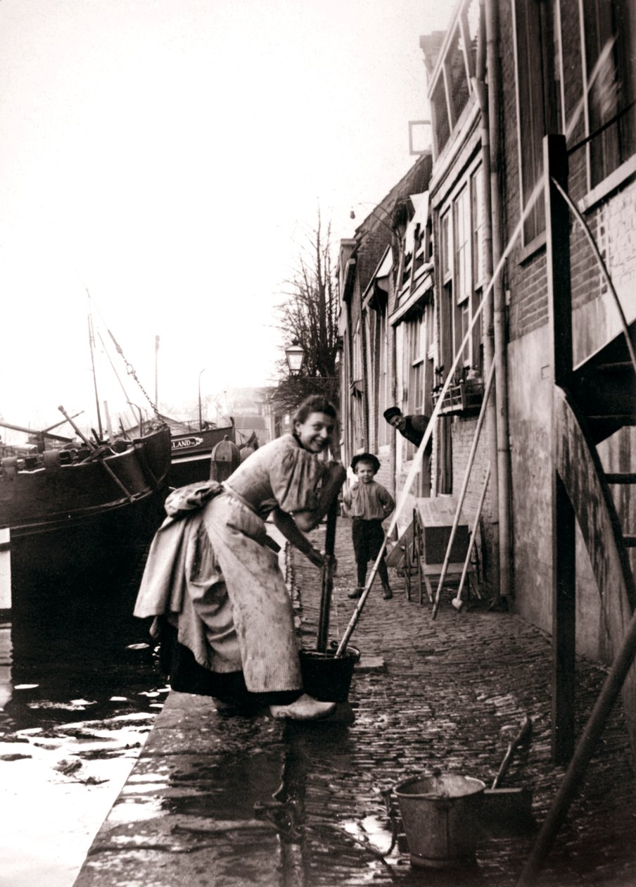 Utcát felmosó nő, Dordrecht, Hollandia, 1898. alkotó: James Batkin