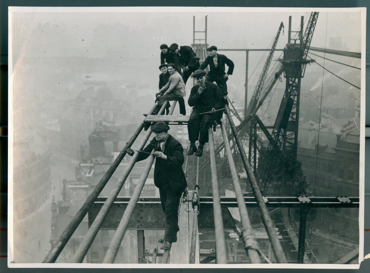 A munkások bizonytalanul ácsorogtak a magasban a feltörekvő Tyne-hídon 1927-ben alkotó: James Geddie