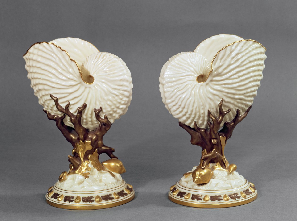 Worcester vázák Nautilus kagyló alakú pár, 1880 porcelán alkotó: James Hadley