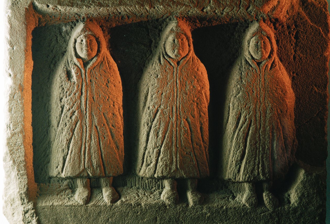 Egy dombormű, amely a helyi istenségeket ábrázolja a hideg ellen védekezve. Housesteads R... alkotó: James L Stanfield