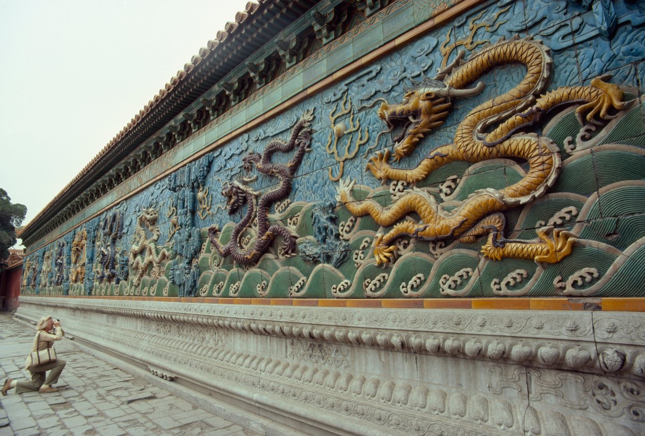 Egy nő lefényképezi a Kilenc-sárkány képernyőt. Beihai Park, Peking, Kínai Népköztársaság. alkotó: James L Stanfield