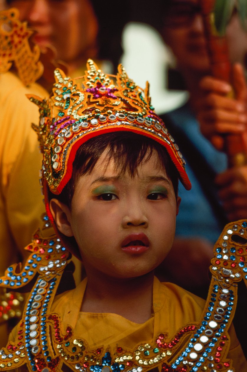 Egy fiatal hívő a Tabaung Fesztiválon. Shwe Dagon pagoda, Rangoon, Burma. alkotó: James L Stanfield