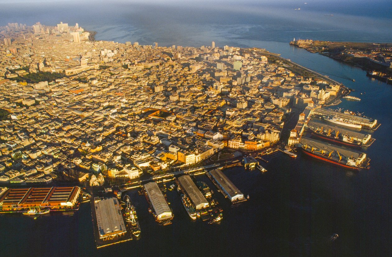 Légi felvétel Havanna óvárosáról, Havanna kikötőjéről, a Canal del Puerto csatornáról, a Bahia de la Ha... alkotó: James L Stanfield
