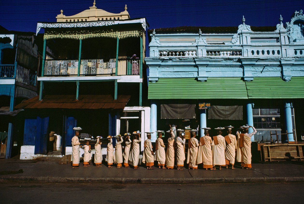 Különböző korú buddhista apácák vonulnak a járdán alamizsnát kérve. Maymyo, Burma. alkotó: James L Stanfield