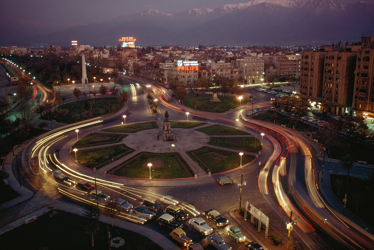 Autó, városi fények világítják meg a Plaza Baquedanót. Santiago, Chile alkotó: James L Stanfield
