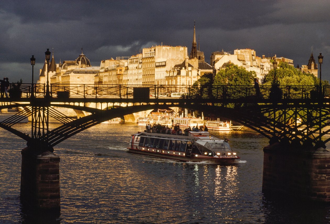 Sötét felhők vannak a fejünk felett, miközben egy hajó áthalad a Pont des Arts alatt. Szajna folyó, Pa... alkotó: James L Stanfield