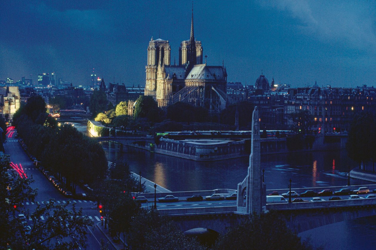 A Notre Dame külső nézete éjszaka. Párizs, Franciaország. alkotó: James L Stanfield