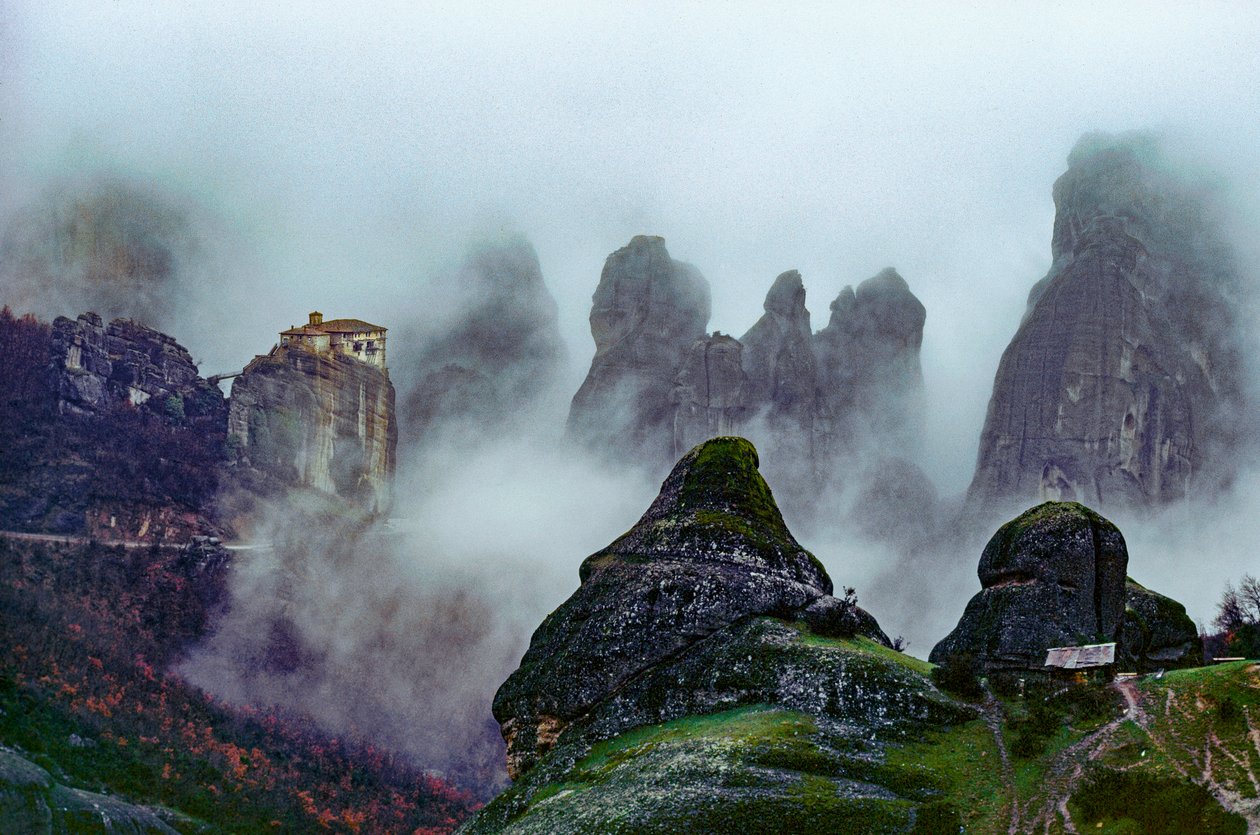 Tizennegyedik századi kolostorok, ködbe burkolózó sziklaalakzatok. Meteora kolostor... alkotó: James L Stanfield