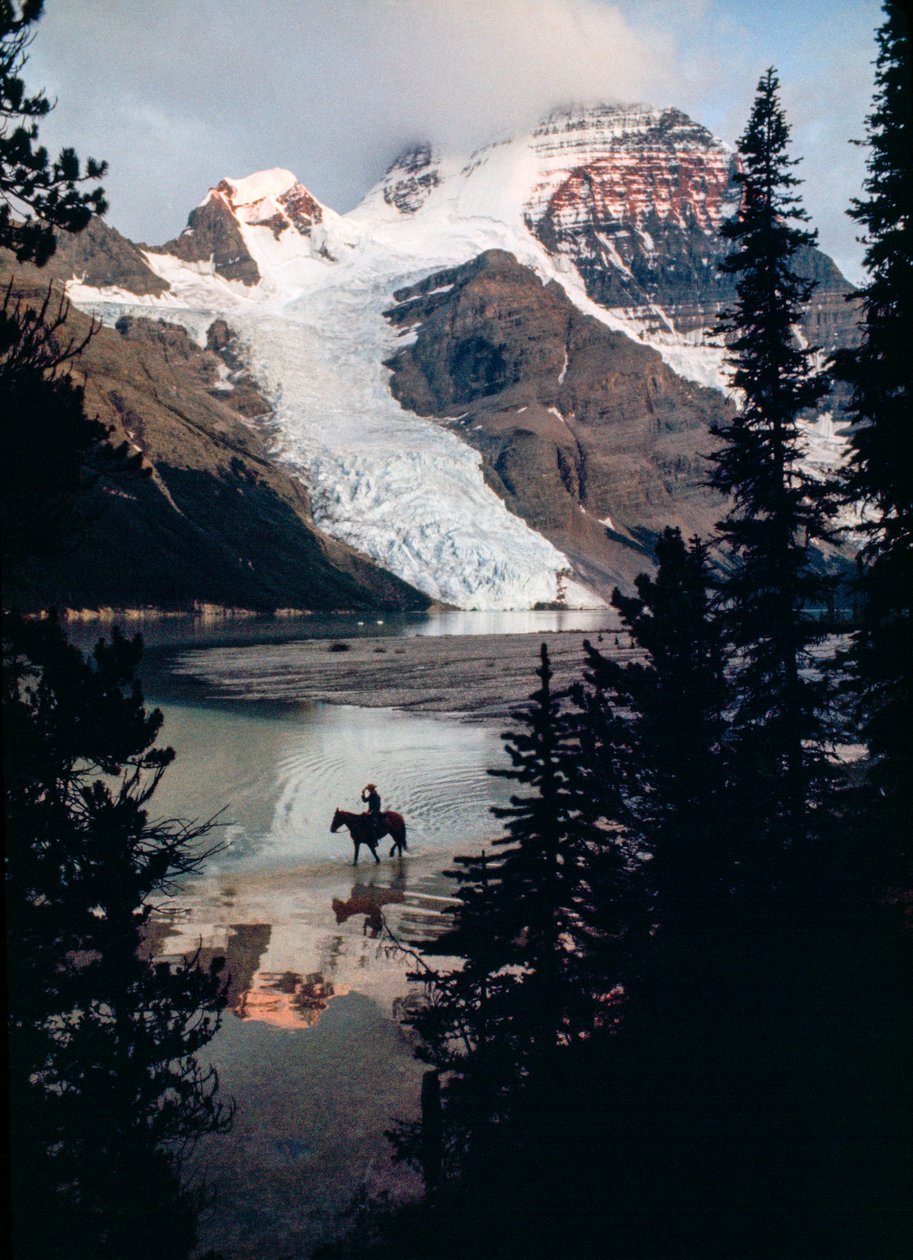 Magányos ló és lovasa a kanadai legmagasabb hegycsúcs tövében lévő tavon mereng. Mount Robson... alkotó: James L Stanfield