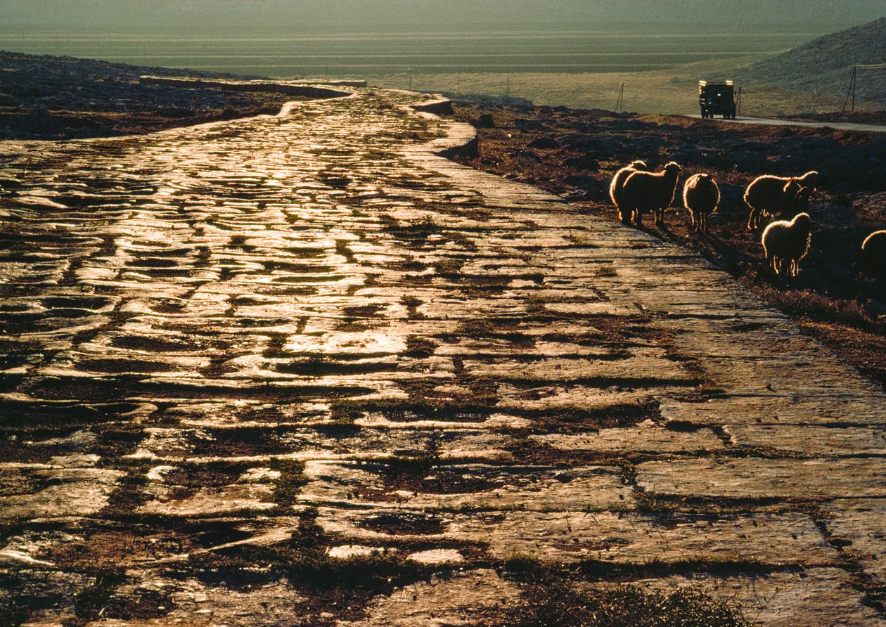 A modern makadámút az ősi mészkőből épült római út mentén halad. Aleppó közelében, Szíriában. alkotó: James L Stanfield