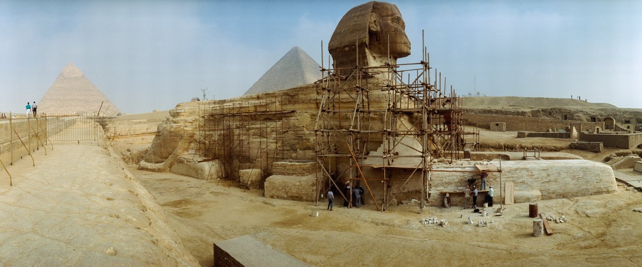 Panoráma az egyiptomi Nagy Szfinx talapzatának újjáépítésén dolgozó restaurátorokról. Gíza, Egyiptom. alkotó: James L Stanfield