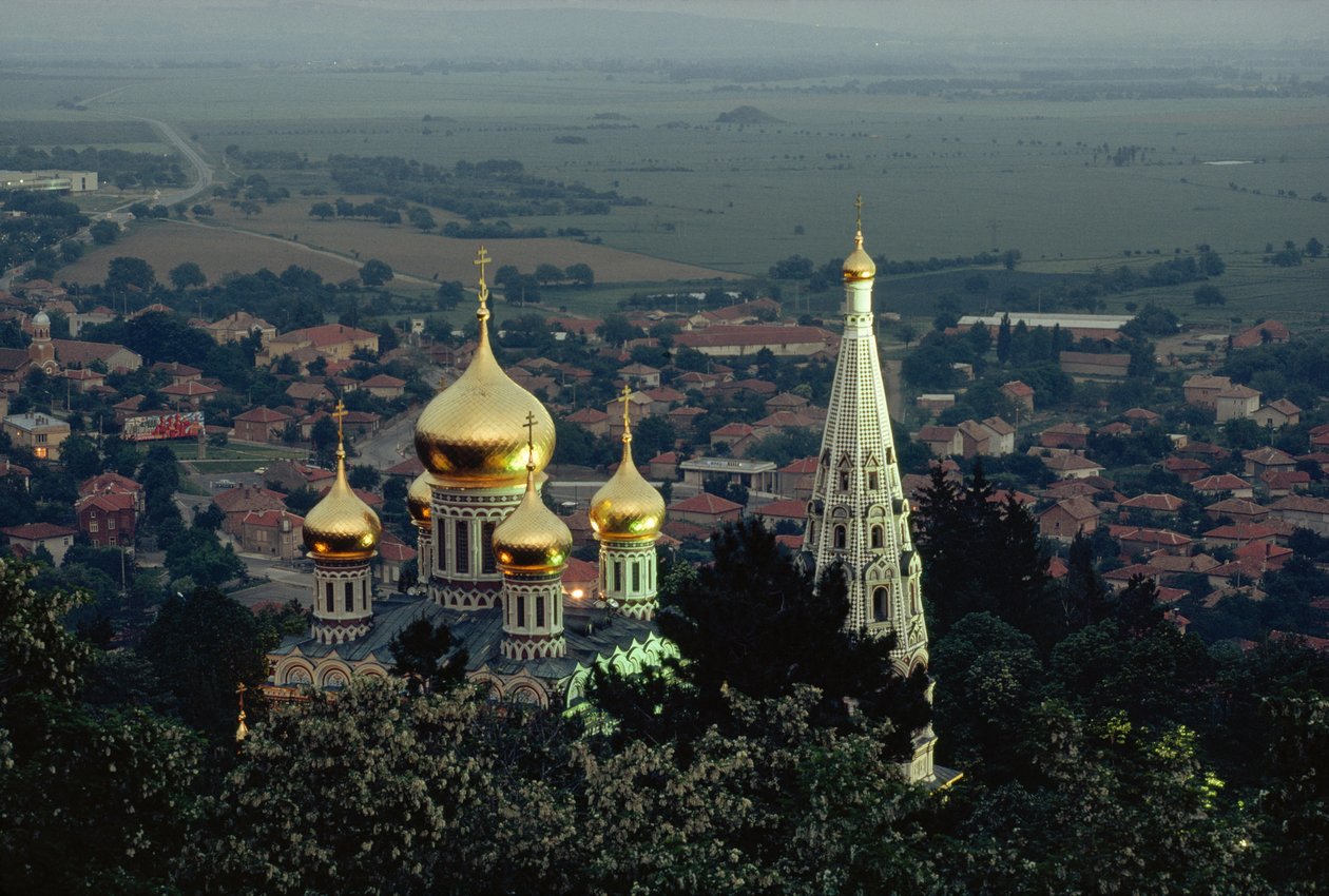 A Shipka Emléktemplom aranyozott kupolákat emel a völgy fölé. SHIPKA, A VÖLGY... alkotó: James L Stanfield