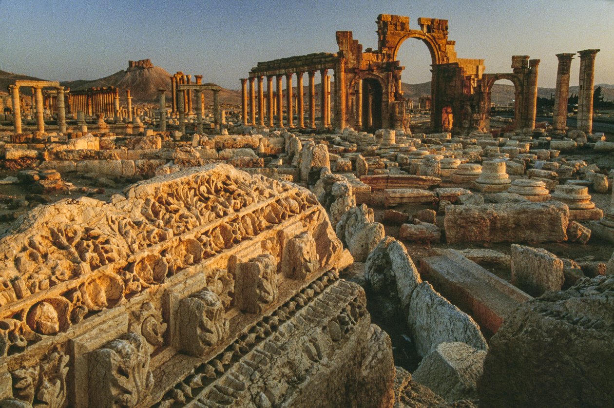 A palmyrai római romok látványa. PALMYRA, SZÍRIA. alkotó: James L Stanfield