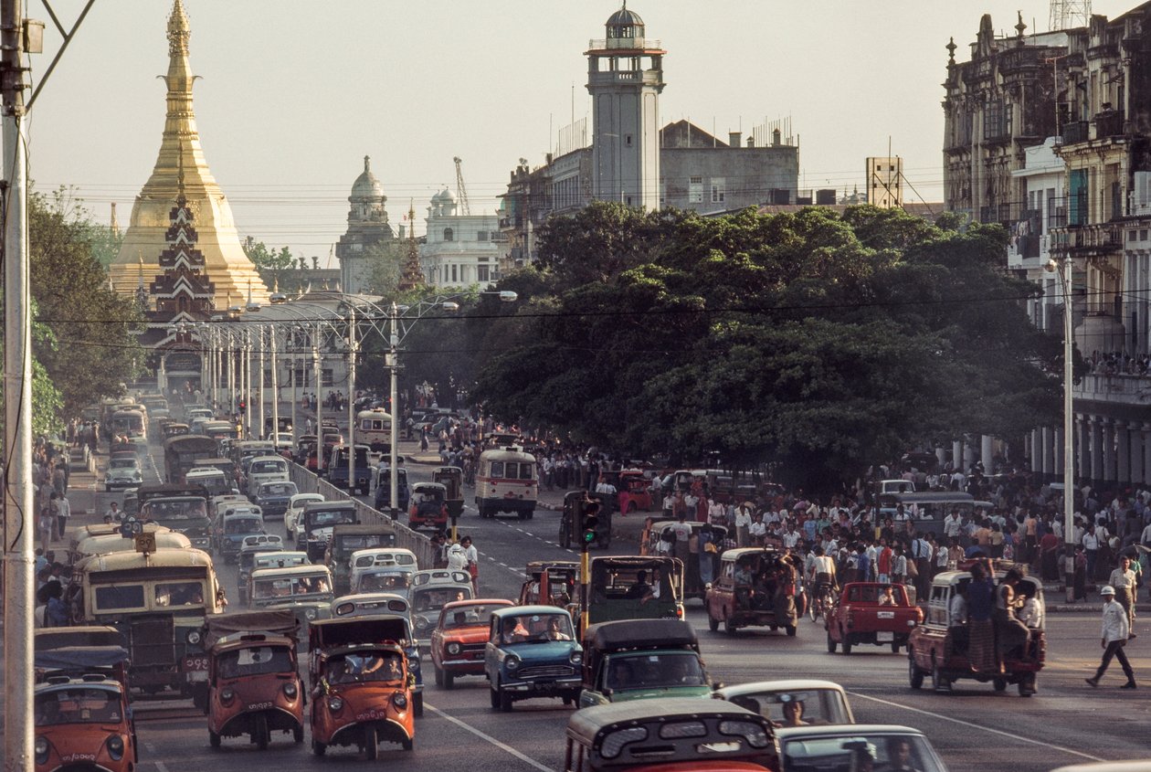 Régi autók lepik el Rangun, Burma fővárosának belvárosát. Sule Pagoda Road, R... alkotó: James L Stanfield