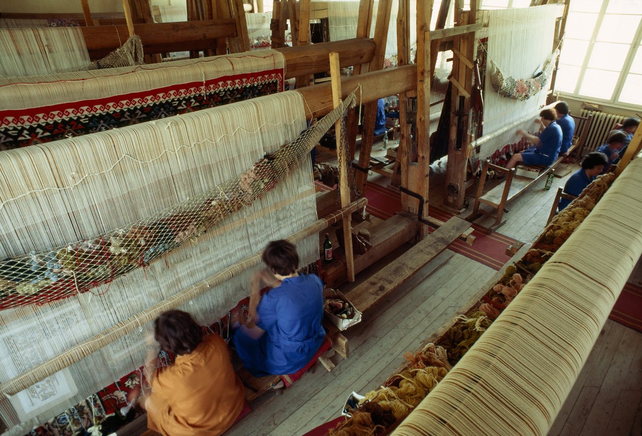 Nők dolgoznak egy nagy szőnyegszövő szövőszéknél. Kotel, Bulgária. alkotó: James L Stanfield